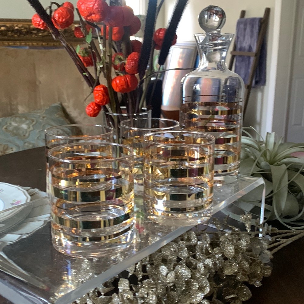 NWOB Wine Decanter set with Gold trimmed glasses